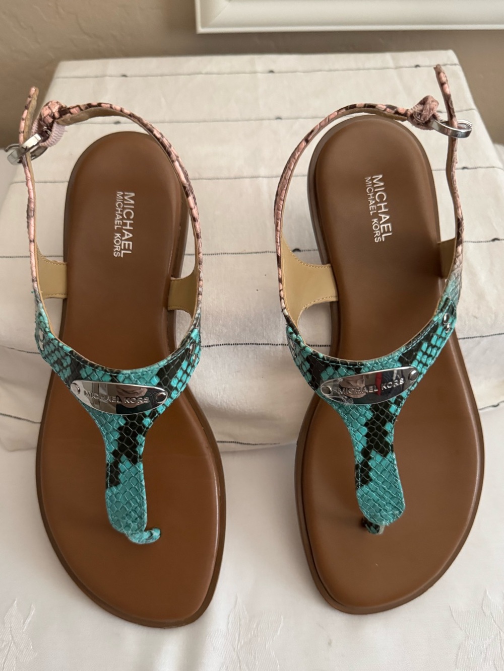 MICHAEL KORS ~ MJ Plate Leather Thong ~ Ocean Blue Multi ~ Size 8.5